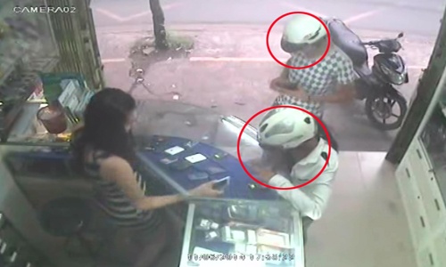 Clip doi nam nu vao cua hang dan canh cuop dien thoai hinh anh