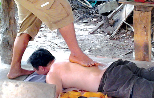 Thay 'Ba Dap' tri benh bang... chan o Tay Ninh hinh anh