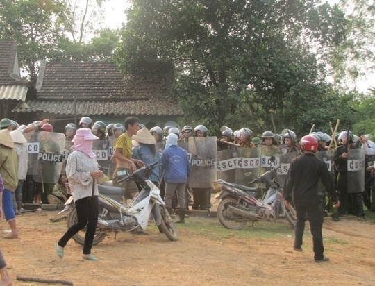 10 nguoi tham gia bat giu 4 canh sat bi khoi to hinh anh