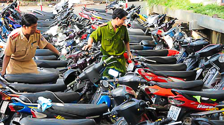 Hàng chục “xế độ” bị tạm giữ.