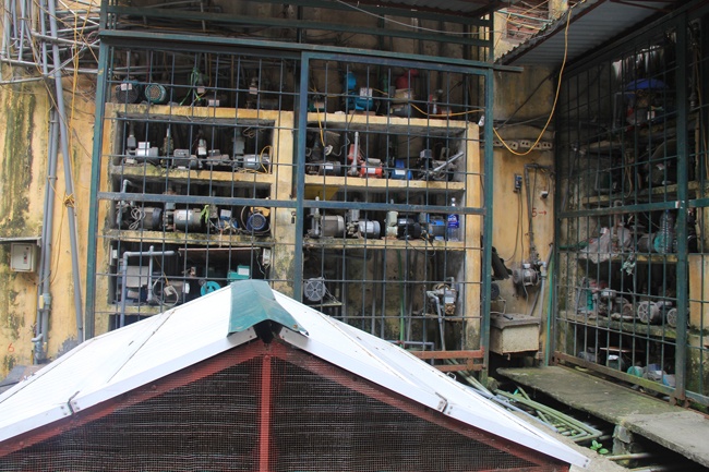 Co mot khu tap the 'ky di' day may bom nuoc hinh anh