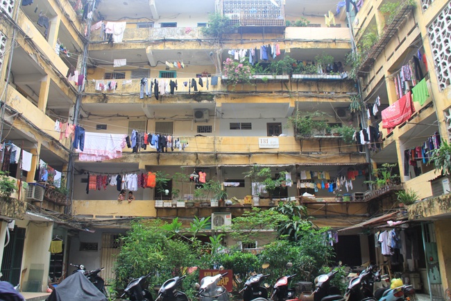  Toàn cảnh khu tập thể C2 với những phòng đã cũ kỹ và đường ống nước dày đặc.