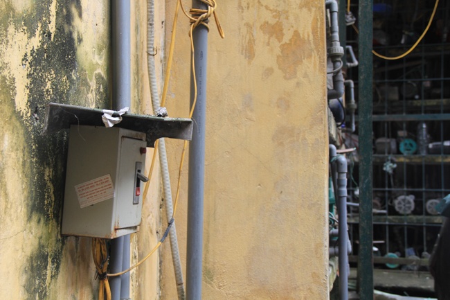  Đây là công tắc bơm nước vào bể chung của các hộ gia đình. Nhìn toàn cảnh đường điện, đường nước ở khu tập thể C2 thì khả năng xảy ra nguy hiểm rất cao khi có sự cố bất ngờ.