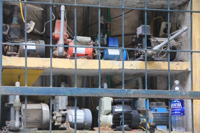  Những chiếc máy bơm nước này chưa bao giờ ngừng tiếng rú, hết chiếc này bơm nước là đến chiếc khác.