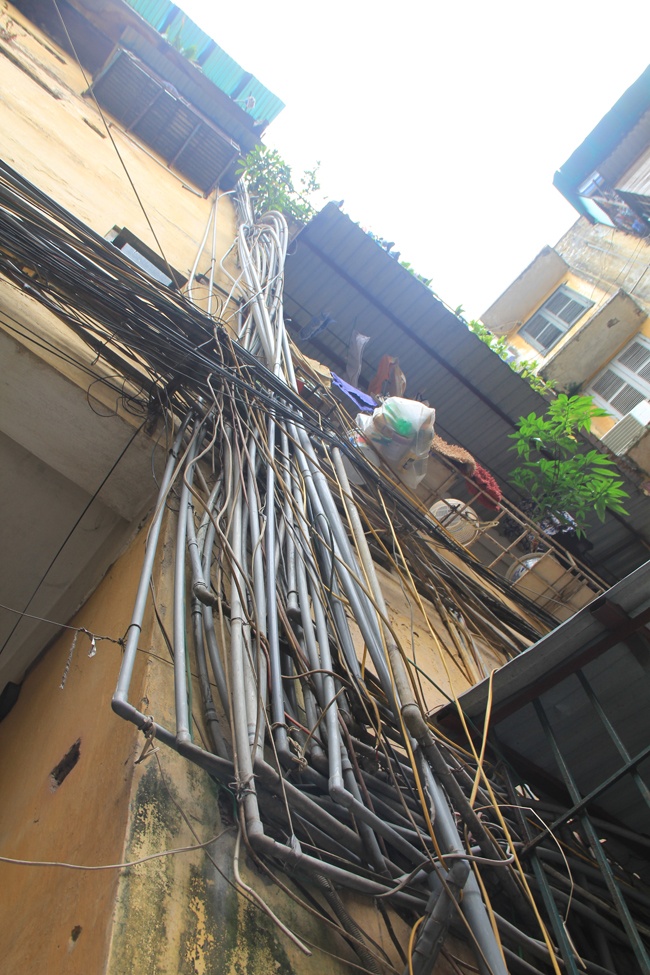  Những chiếc máy bơm nước này chưa bao giờ ngừng tiếng rú, hết chiếc này bơm nước là đến chiếc khác.