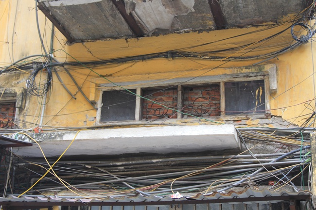  Mọi góc nhà, góc tường đều có ống nước.