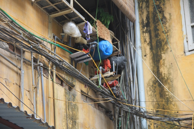  Thậm chí, máy bơm nước và ống nước được treo lên giữa không trung.