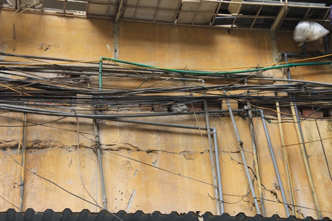 Các ống nước càng lắp thấp thì nước bơm lên càng mạnh. Nhiều lúc, tần suất bơm lớn cùng một lúc khiến các hộ gia đình cháy máy bơm và thiếu nước.