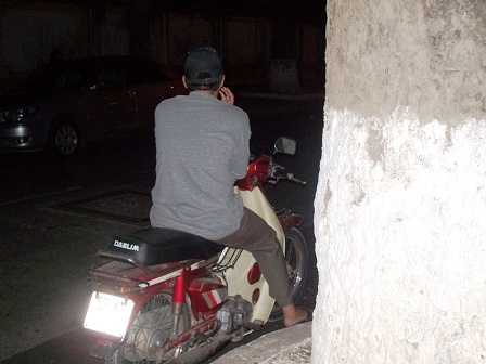 “Trai gọi” chờ khách trên đường Nguyễn Chí Thanh. 