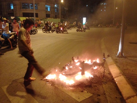 Ngọn lửa thiêu rụi chiếc xe.