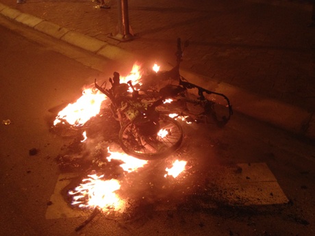 Xe may chay tro khung tren duong hinh anh