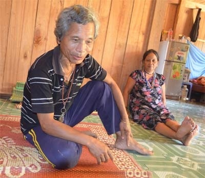 Già làng Bhríu Pố say mê kể về biệt dược phòng the của đồng bào mình.