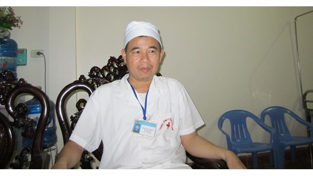 Bac si phau thuat bang dao lam, cua sat o Truong Sa hinh anh