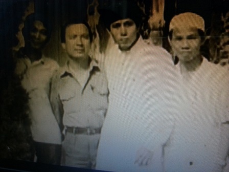 Bác sỹ Phụng (ngoài cùng bên phải) ở Trường Sa.