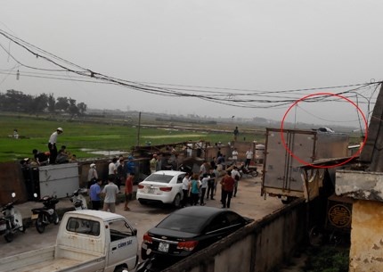 Mot nguoi dan ong bi dien giat chet tren noc xe hinh anh