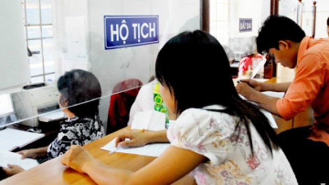 Tiep nhan giay to ho tich qua dien thoai hinh anh