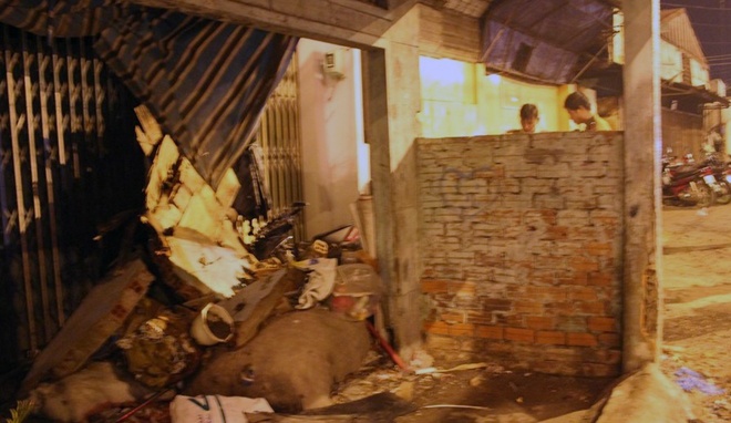 Xe may tong sap tuong nha dan o TP.HCM, tai xe chet tai cho hinh anh