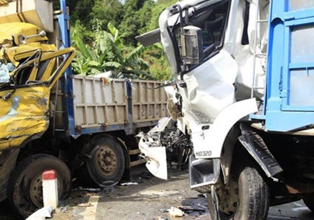 Hai xe tai dam nhau chinh dien, ca 2 tai xe gay chan hinh anh