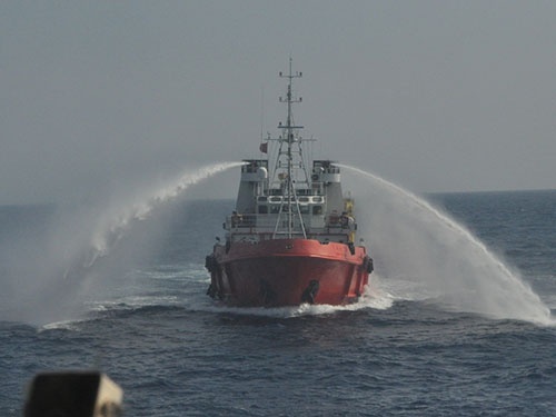 Tàu Trung Quốc luôn tỏ ra hung hăng quanh giàn khoan Hải Dương 981 hạ đặt trái phép trong vùng đặc quyền kinh tế và thềm lục địa của Việt Nam.