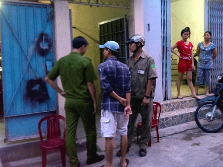 Chu xuong go chet trong tu the treo co hinh anh