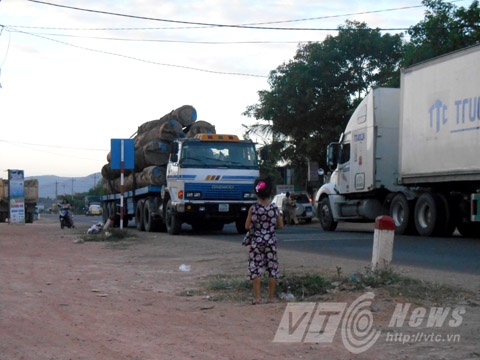 Tài xế xe đầu kéo BKS 77H - 6907 xuống gặp viên CSGT xuất trình giấy tờ. Sau khi làm việc chưa đầy vài phút thì một CSGT ra dấu hiệu cho đoàn xe lăn bánh.