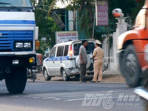 Theo người dân, xe quá tải, quá khổ đi qua đã gây nên nhiều hậu quả xấu, ngoài vấn đề tai nạn giao thông, còn là thủ phạm khiến đường sụt lún, cầu cống xuống cấp, hạ tầng giao thông hư hỏng nặng ở khu vực này.