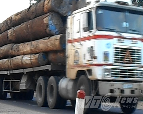  Cuộc gặp gỡ chỉ diễn ra vài phút chóng vánh.  Viên CSGT lên ô tô, tài xế trở lại ca-bin, xe tiếp tục lăn bánh.  Thế nhưng lực lượng CGST tỉnh Bình Định lại làm ngơ, bỏ qua.