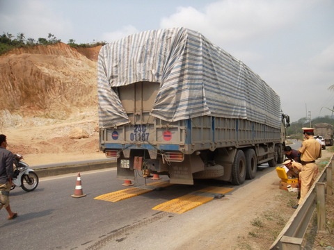 Cam xe co thung khung ra duong hinh anh