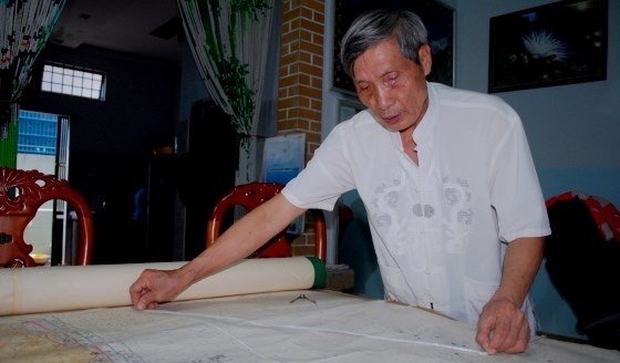 Chuẩn đô đốc Lê Kế Lâm đang thuyết minh ý đồ của Trung Quốc trên bản đồ.