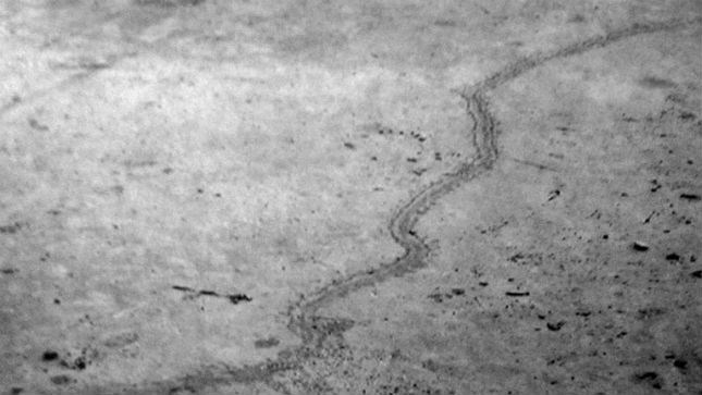 'Dau rong' bi an duoi day ao va tren san dinh hinh anh