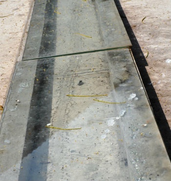 Dân làng xây gạch xung quanh, đặt kính để bảo quản “dấu rồng”.