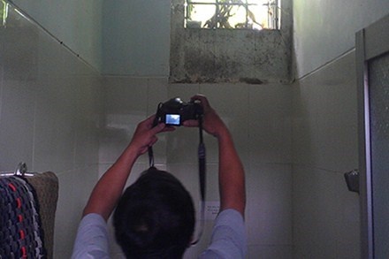 Lam ro vu nhan vien truyen hinh quay len nha ve sinh nu hinh anh