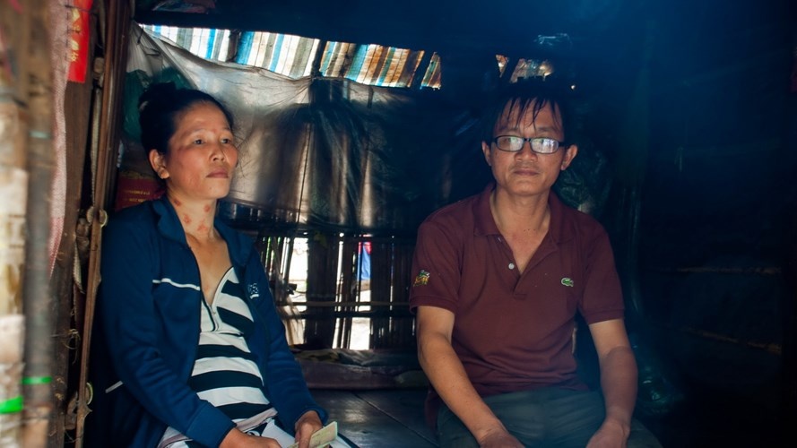 Chị Nguyễn Thị Hường chỉ mong sao có một mái nhà và kế sinh nhai khác để ra khỏi rừng, để những đứa con của vợ chồng chị không phải tiếp tục sống giữa rừng sau như muông thú. 