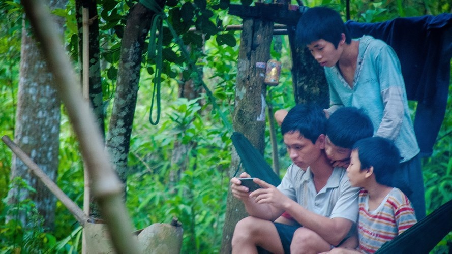 Những đứa trẻ ngạc nhiên và lạ lẫm khi được xem ảnh chụp chúng trên điện thoại.