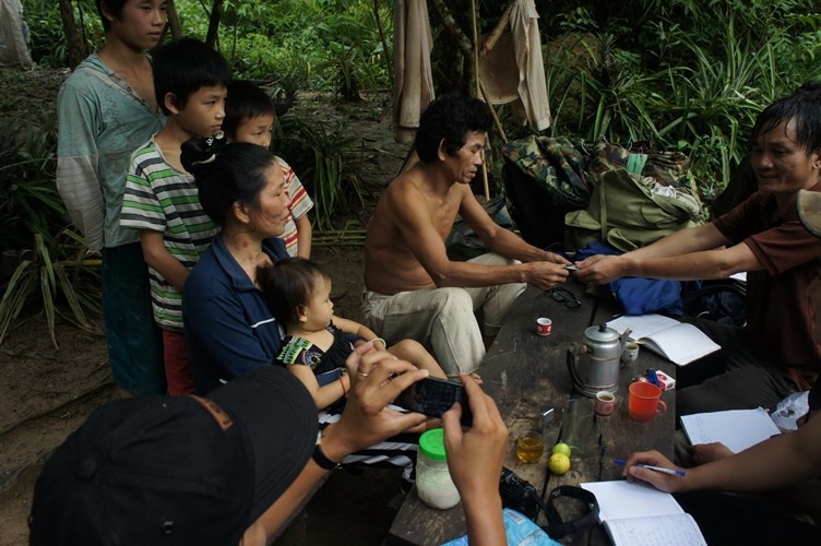 Cuoc song cua gia dinh 32 nam song giua rung sau hinh anh