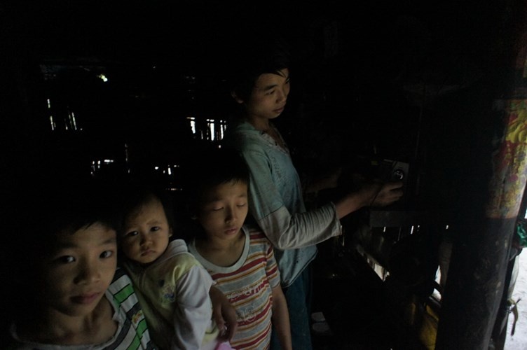 A Sáng có một cái đài cũ, lũ trẻ con cũng nghe nhưng chẳng hiểu gì. Chúng không đi học, không biết chữ, không có bạn và năm thì mười họa mới có một ngwoif thợ rừng ghé thăm nhà.