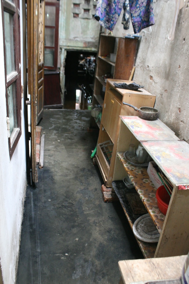   Nước thải chảy lênh láng khắp sàn nhà ở các hộ dân khu tập thể B5 Giảng Võ.