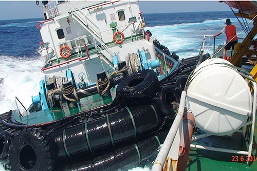 Tau TQ hanh xu nhu cuop bien, dam vo tau Kiem ngu VN hinh anh