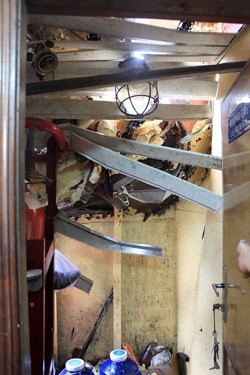 Các phòng bị đâm, hư hại hoàn toàn.