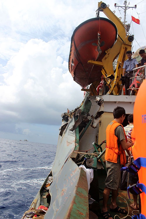 Toàn bộ phần lan can mạn trái và lan can tầng 1 sau lái bị biến dạng hoàn toàn. Xuồng chuyển tải bên mạn trái cũng bị đâm thủng.