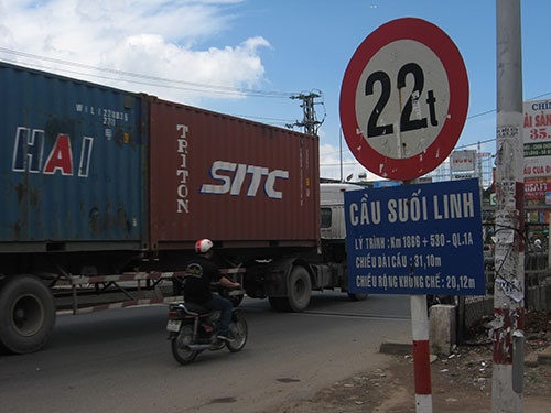 Bay bien bao moc nhan nhan tren duong hinh anh