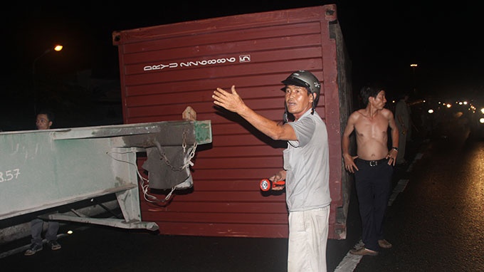 Tranh xe may lang lach, xe dau keo lam roi container hinh anh