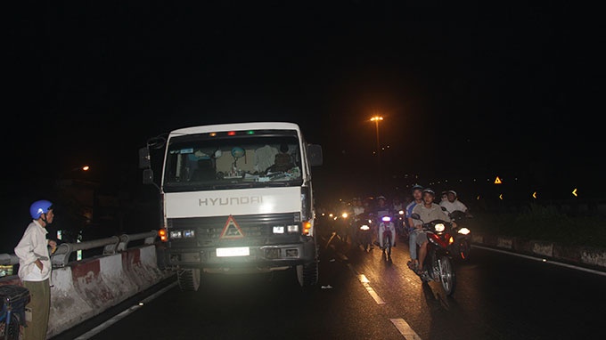 Xe đầu kéo mang biển kiểm soát 51C-363.64 tránh xe máy nên làm rớt container giữa cầu.