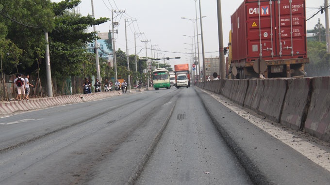 Vệt lún sâu trên đường Đồng Văn Cống, đoạn gần cảng Cát Lái.