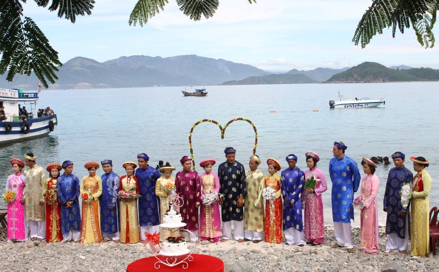 Lam sinh nhat tren bo bien Nha Trang: Phai xin phep hinh anh