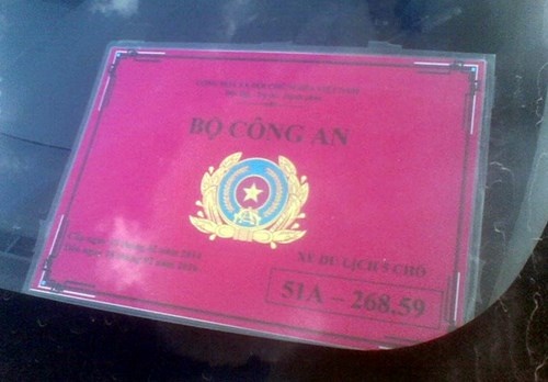 Bảng đỏ được ép nhựa được đặt trước kính xe.