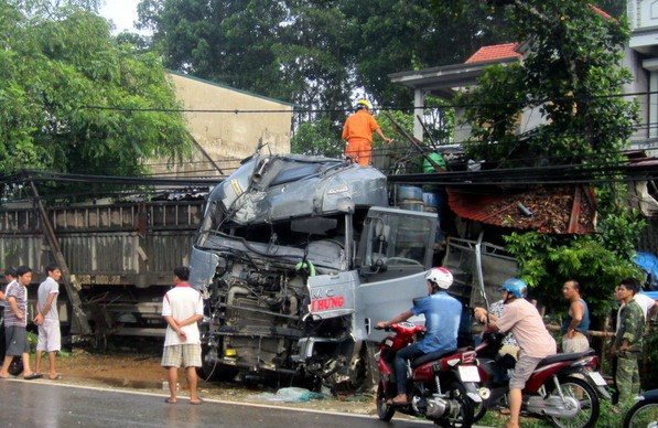 Mat lai, xe dau keo dam sap nha dan hinh anh