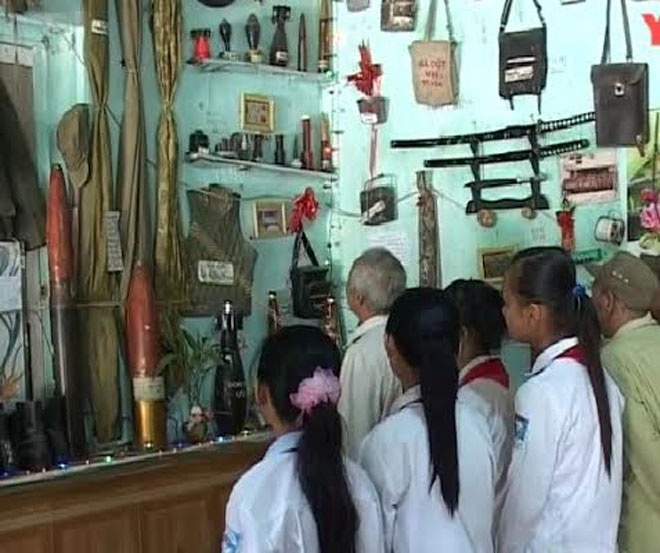 Ông Tích kiêm luôn hướng dẫn viên cho bảo tàng mini này.