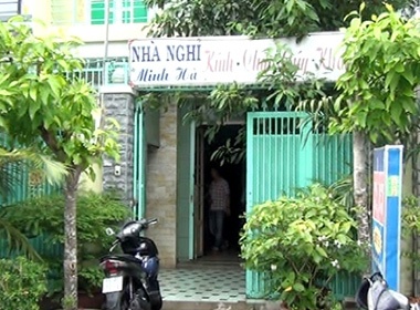 Thieu nu nhot 'yeu rau xanh' sau khi vao nha nghi hinh anh