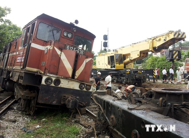 Các đơn vị chức năng đang khẩn trương khắc phục hậu quả vụ tai nạn.